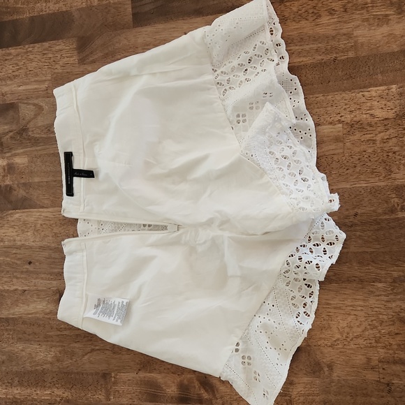 NWOT BCBG MAXAZRIA Eyelet Lace Short - Size Small - Picture 8 of 13